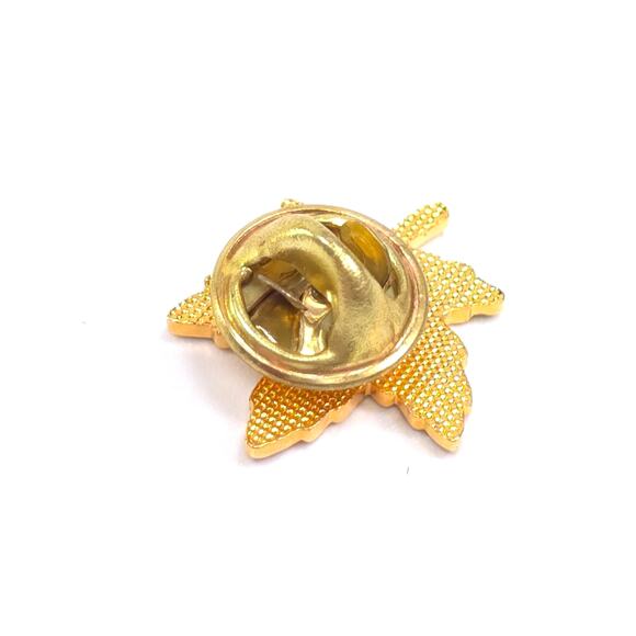 Vintage Canada Maple Leaf Enamel Pinback Pin - Picture 2 of 3